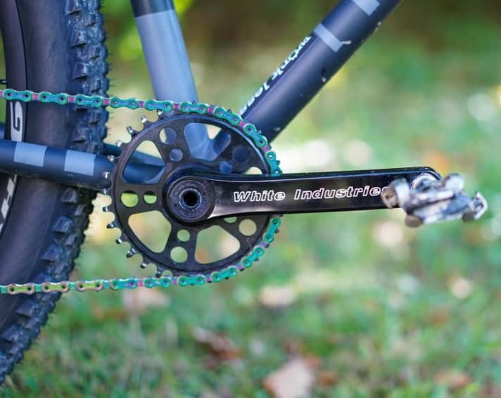   The cranks should be light, stylish and ultra-durable. The M30 from US cult manufacturer White Industries is all of these things. The 30-millimetre axle rotates smoothly in the company's elaborately sealed BSA bearing.  