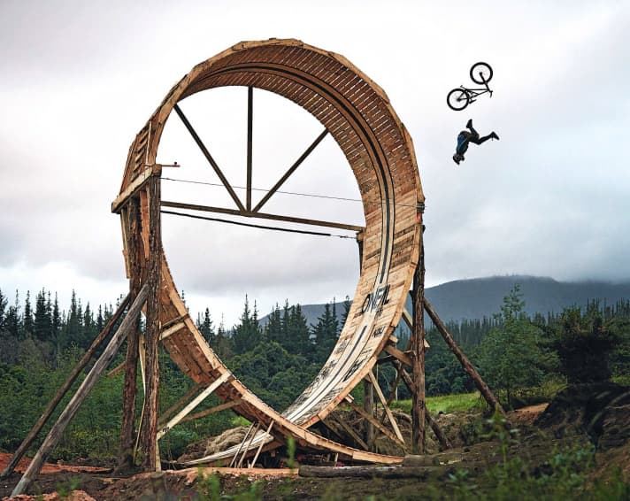 Well thought out, badly done: here you can see the dark side of creativity. Matt MacDuff flies out of his wooden loop and injures himself badly.