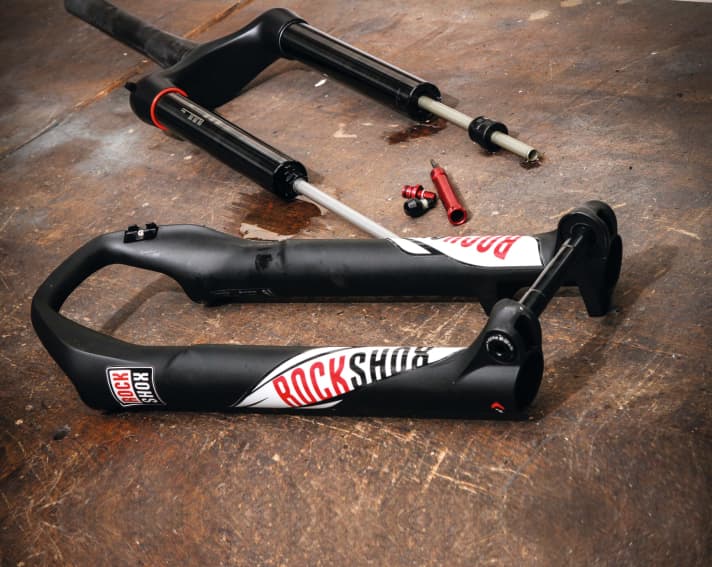 A service every 50 operating hours, at least that's what the suspension fork manufacturers prescribe. With our tips below and the occasional renewal of the lubricating oil, you can delay the service intervals.