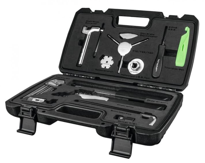     <a href="https://www.awin1.com/cread.php?awinmid=11768&awinaffid=471469&clickref=Birzman+Essential+Tool+Box&p=%5B%5Bhttps%253A%252F%252Fwww.rosebikes.de%252Fbirzman-essential-tool-box-werkzeugkoffer-2666366%5D%5D&pref1=bike" target="_blank" rel="noopener noreferrer nofollow">Birzman Essential Tool Box</a> * (2 pieces, value 150 euros each) The dream of every hobby mechanic: a high-quality tool set for bike repairs. Whether it's a broken chain, rattling gears or sprocket replacement, the Essential Tool Box makes it easy to carry out the most important work on your bike. A total of 13 tools are neatly organised in the practical transport case. This means that you always have the necessary equipment to hand, even when you are on the road.