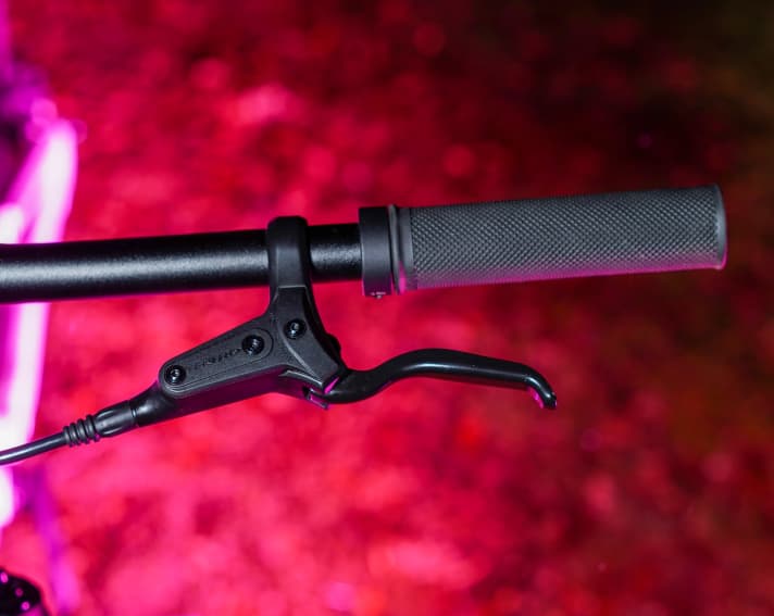 The last model year was still equipped with Shimano brakes. However, the Tektro brakes on the 2022 Young Hero model are on a par in terms of function.