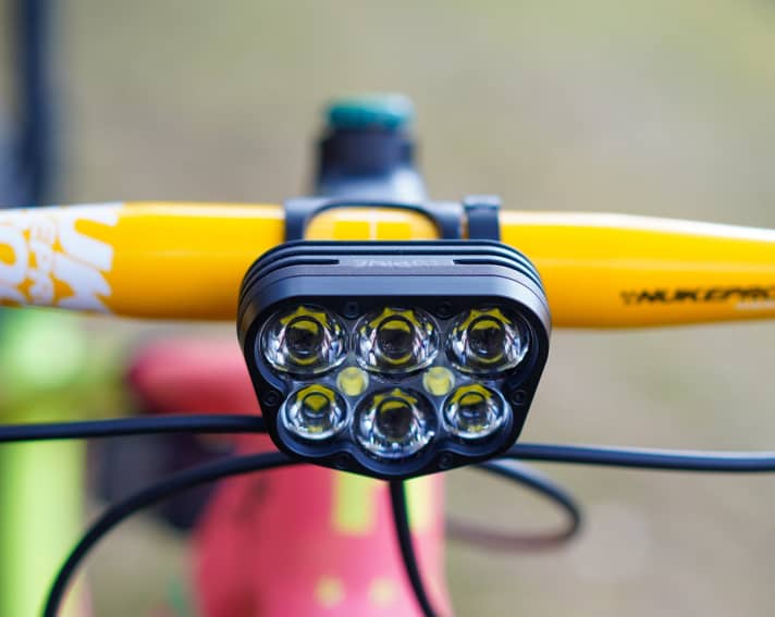 <a href="https://www.bike-magazin.de/werkstatt/lampen/ritt-auf-dem-lichtstrahl-exklusiv-test-lupine-alpha-serie-2/" target="_blank" rel="noopener noreferrer">Lupine Alpha with 8100 lumen</a> - so much light almost harms: animals in the forest, oncoming pedestrians and, with bad luck, your own eyes.