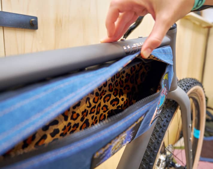 Die passende Custom-Rahmentasche wurde extra für die Messe von Reisefix genäht. Reisefix bietet Custom Bikepacking-Taschen und näht in Halle an der Saale.