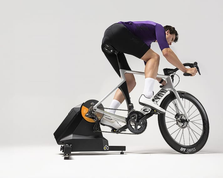 Without power cable - not just for photos. The Smarttrainer can run for up to 3 hours on the integrated battery.