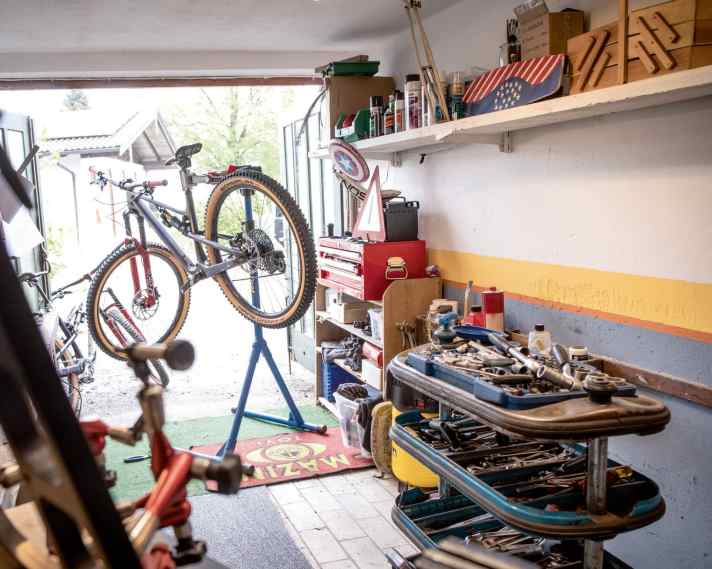 Chaos pur: So macht das Schrauben am Bike natürlich keinen Spaß. Eine gewisse Ordnung ist Grundvorraussetzung für entspannte Schrauber-Sessions.