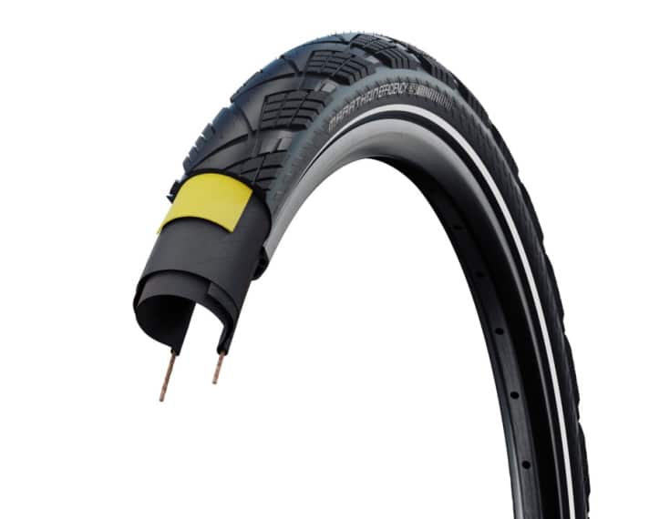 Schwalbe's Marathon Efficiency as an example in cross-section. Clearly visible: The double overlaid carcass layer in combination with a light puncture protection insert under the tread in yellow.