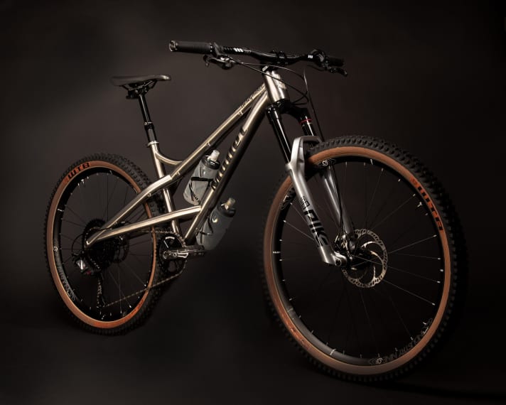   The Mullet Honeymaker swallows two water bottles that are conveniently positioned in the centre of gravity for fast trail riding.