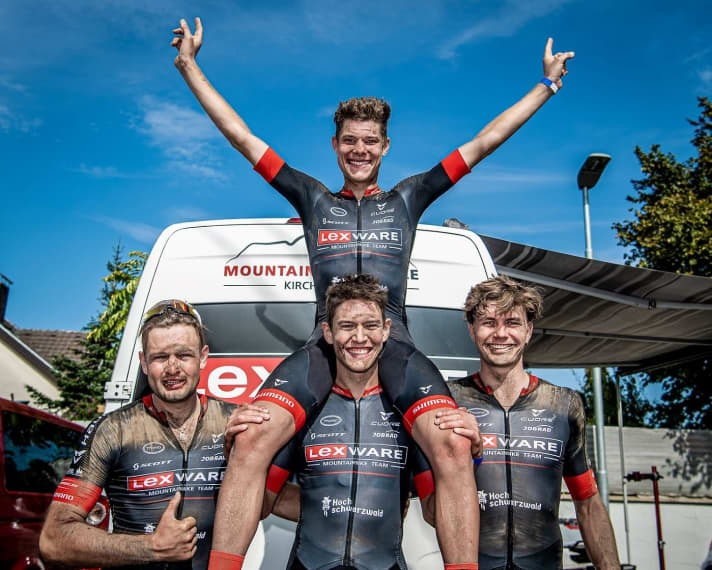   Team Lexware carries David List, the winner of the 2020 German Marathon Championships, on its shoulders.