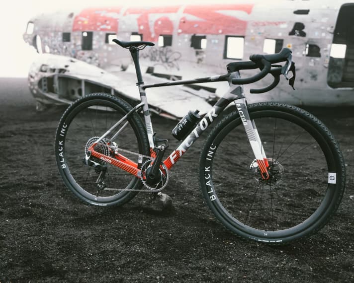 The Aluto is characterised by its racing geometry, which is designed to enable agile handling despite being designed for wide tyres.