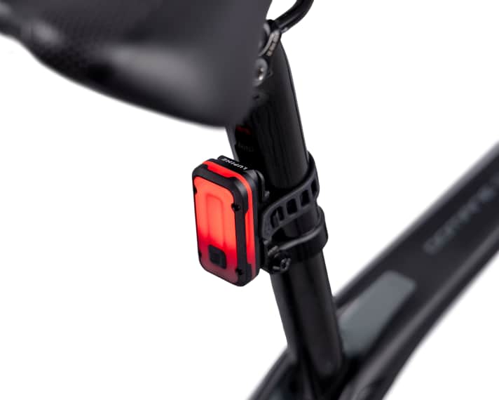 The frosted-optic lens and the stylish aluminium housing ensure all-round visibility.