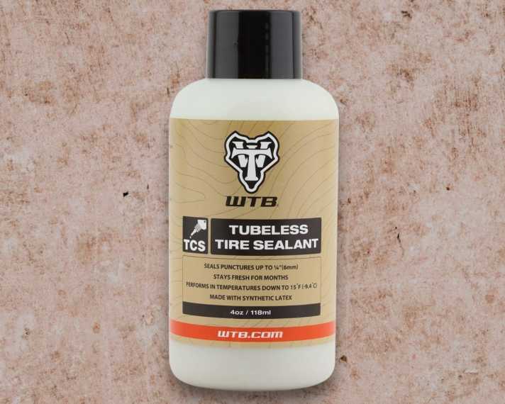 Die Dichtmilch sorgt dafür, dass Tubeless-Reifen dichthalten und stopft kleinere Löcher, dank Nanopartikel selbstständig