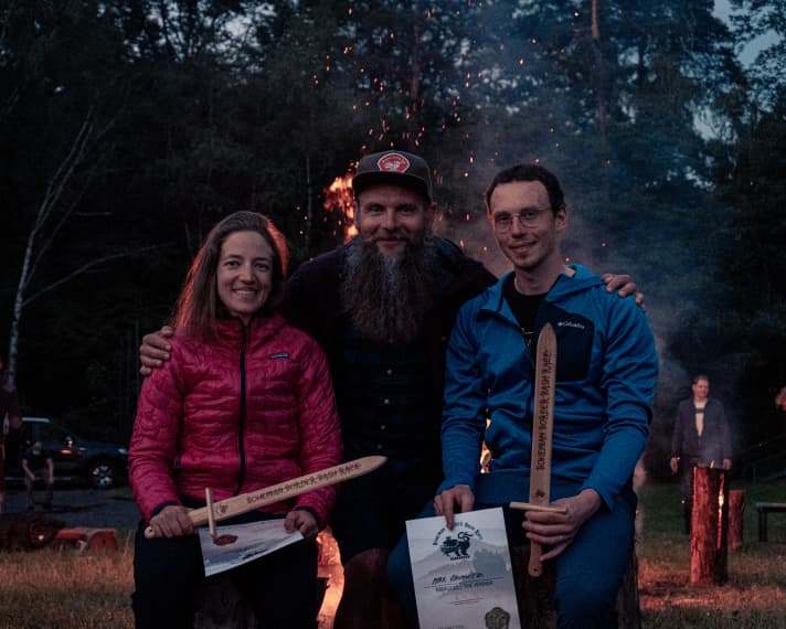 At the finish line, the fastest woman and the fastest man receive a wooden sword. In the middle of the two: the organiser Ondřej.