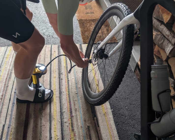 Der Luftdruck wird überprüft und angepasst.