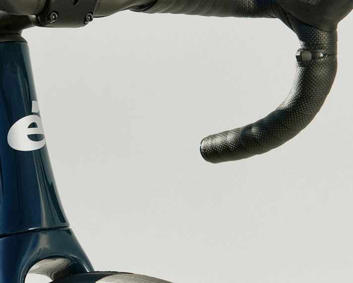 On the Cervelo, the motor controls have been placed inconspicuously where you can always reach them without having to loosen the grip.