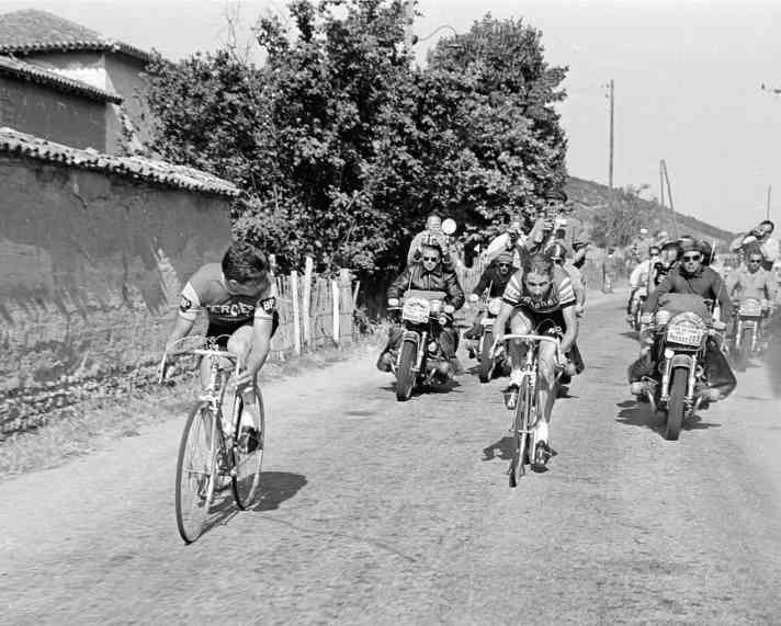 Wie ein Uhrwerk: "Monsieur Chrono" Jacques Anquetil (rechts) überholt beim Zeitfahren der Tour 1962 Raymond Poulidor.