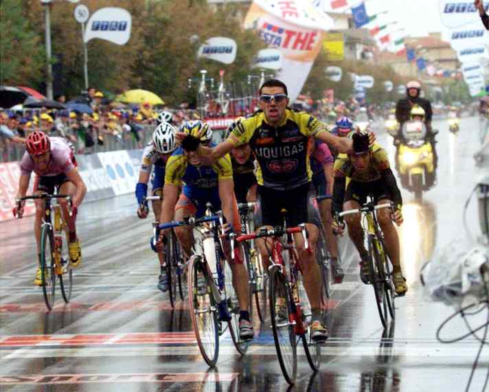 Ellis Rastelli gewann im Trikot von Liquigas die letzte Giro-Ankunft in Francavilla al Mare. 2001 endete dort die 1. Etappe.