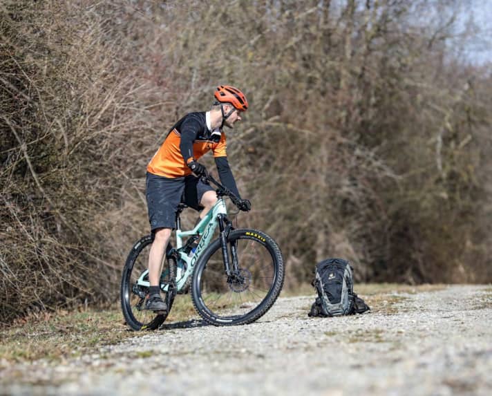 Mit der richtigen Fahrtechnik gewinnt Albert wieder Spaß am Mountainbiken.