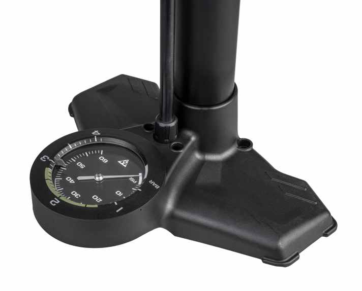 The Topeak also has a large pressure gauge with movable marker. | pd-f
