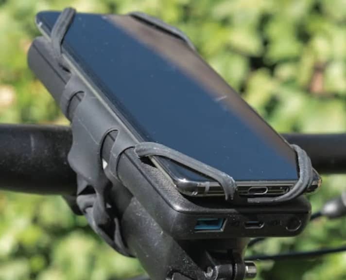 Bone Bike Tie 4 with Qi battery pack, approx. 70 euros: The Bone Bike Tie 4 is a universal and simple mobile phone holder that can be ideally combined with a battery pack. Ideally, you should choose a model with Qi (induction) charging electronics. The set consisting of holder and battery pack must be put together yourself. Costs around 70 euros.
