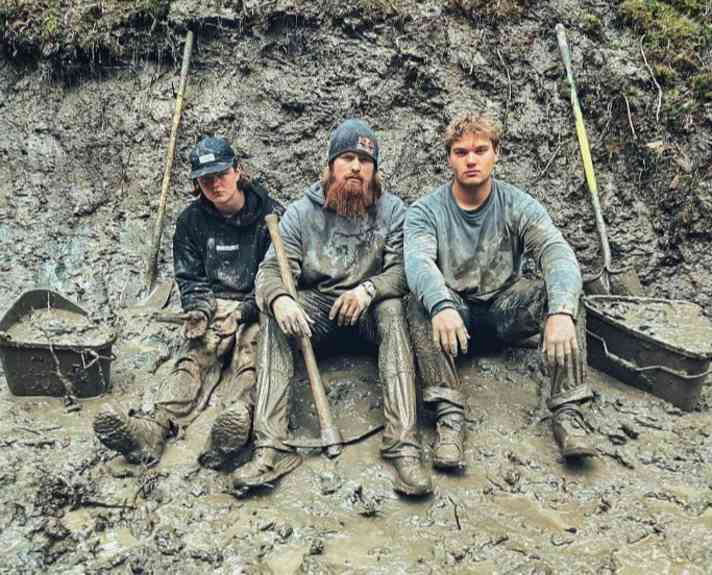 Brage, the lumberjack: Shovelling is sometimes more fun than biking.