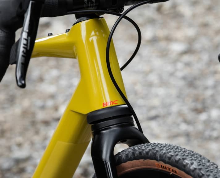   As on the Specialized Diverge (Future Shock 2.0), BMC integrates its suspension element (Micro Travel Technology) into the steerer tube. This provides 20 millimetres of travel at the front. The suspension unit consists of two shells: the lower steel shell contains the hydraulic chamber, while the upper shell contains a steel spring. A rotary wheel on the upper steerer tube can be used to actuate the lockout and set three different spring rates. The suspension can also be customised using spacers.