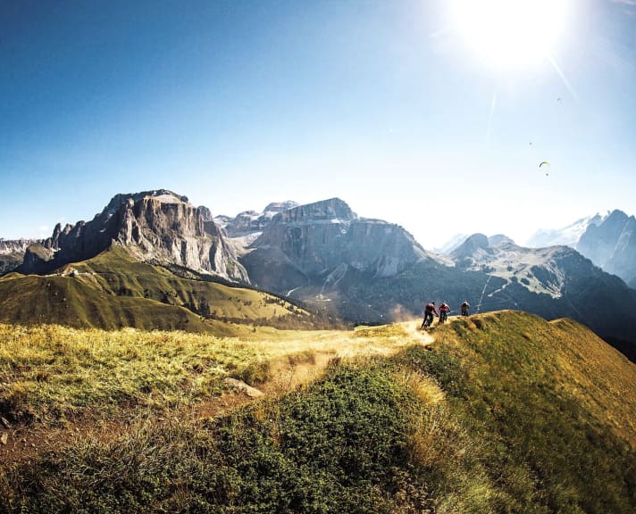 Begehrtes Fotomotiv: der Tutti Frutti. Die Sella-Türme liegen dabei im Rücken der Biker.