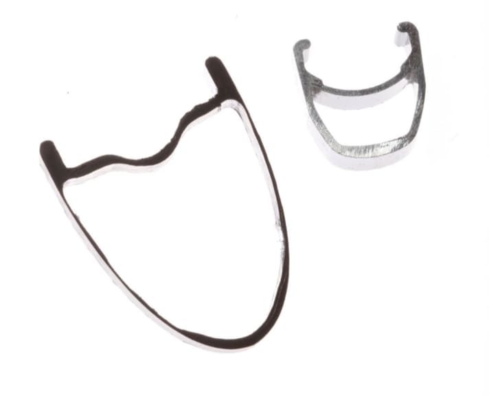 Different rim cross-sections: Right right, 13 millimetres inside dimension, left, Zipp 303 Hookless, 25 millimetres.