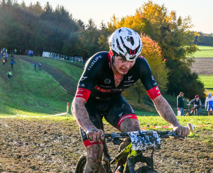 The dream of becoming German elite champion is shattered. Georg agonises over the muddy course with a pained expression. The infection that forced him to miss the European Championships the week before is still noticeably in his legs.