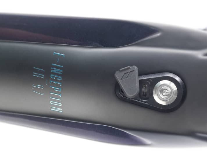   Power for all occasions: A smartphone can be supplied with power via the USB-C interface.