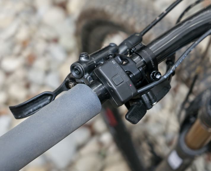   Das letzte Glimmen: Fünf LEDs zeigen an, wie voll der Akku noch ist. Sind vier erloschen, so wie hier auf dem Foto, steht das Ende der Akku-Leistung unmittelbar bevor.