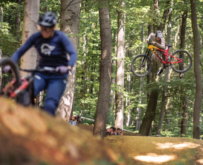 The Kenda Airline is fun for experts like slopestyle pro Peter Kaiser (photo). Thanks to the table jumps, jump newbies can also try it out.