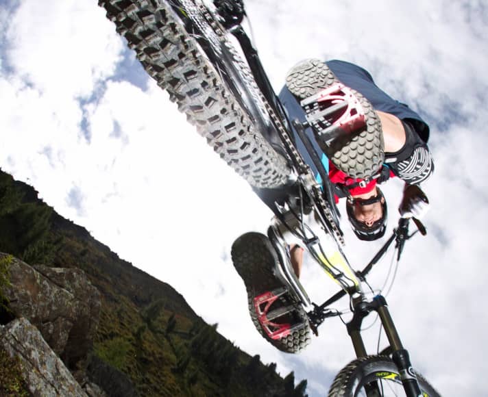   Platform pedals never offer as much grip as clipless pedals. On the other hand, carrying passages are much easier and safer to master.