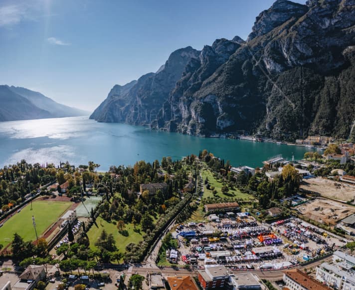Wie immer, und doch völlig anders: Das BIKE Festival zog aufgrund von Bauarbeiten in Riva ein paar Meter weiter an eine andere Location. Ansonsten erlebten rund 40000 BIKE-Fans auch im Oktober Grandioses am Gardasee.