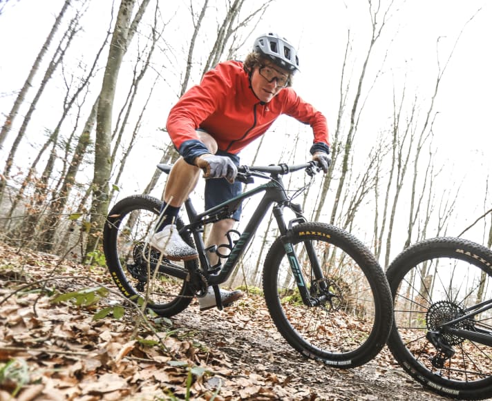 The Schöffel Hybrid Jkt Grimaldo M softshell jacket allows mountain bikers plenty of freedom of movement on the trail.