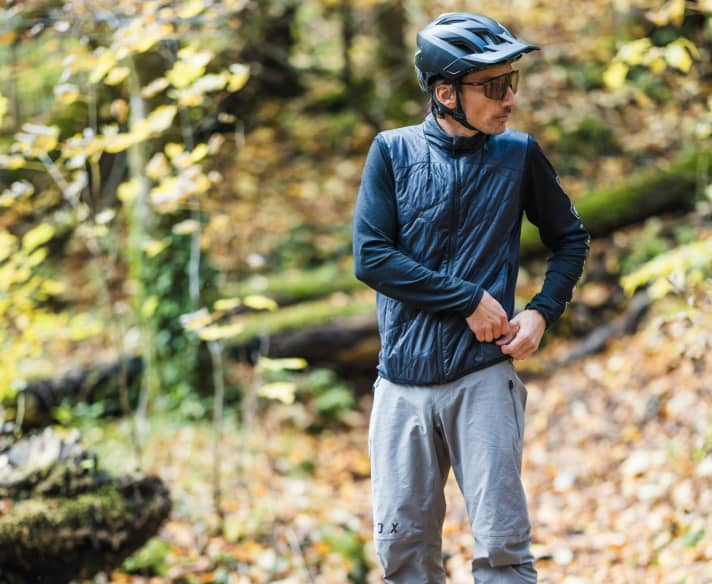 The better choice, in our opinion: The thinner Ion Shelter Hybrid Padded waistcoat has a wider range of uses. It's also cheaper. Our recommendation.