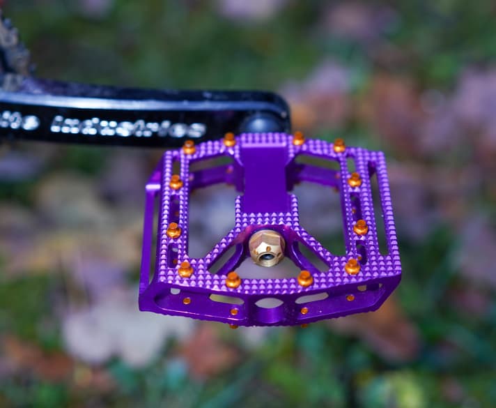 Some flat pedals have bulges where the axle passes through the pedal body. This worsens the grip. These have a flat base. Top!