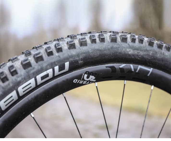   Storck e.drenalin.2 GTS: The grips without screw function are not very practical, the ergonomics are mediocre. The same applies to the poorly accessible lever of the dropper post.