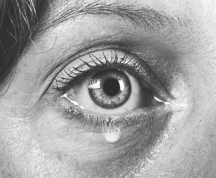 Der Tränenfilm besteht aus drei Schichten: Schleimschicht, Fettschicht und wässrige Schicht.