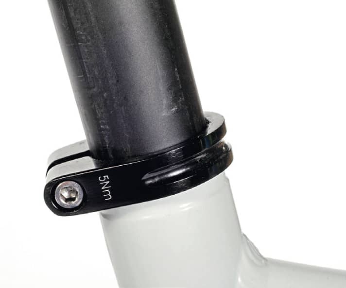   Unnötiges Gefummel mit dem Mini-Tool: Mit einem Schnellspanner ließe sich der Sattel vor dem Downhill fix absenken.