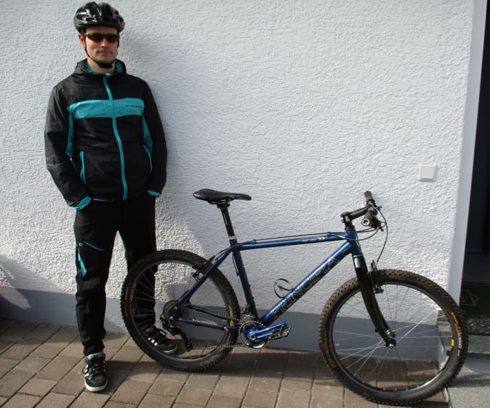   Gerold Geiger Of course, I realise that I'm a bit out of the ordinary here with my 26-inch vintage bike. But this is the bike I ride most often in the forest. I don't want to start an endless discussion about "suspension travel instead of riding ability". Or maybe I do? In my opinion, however, we should think about the question of how many assistance systems people need to get around. And about the purpose of the vehicle. Keyword: SUV for the crowded city centre. For me, it is simply a challenge to master all the singletrack trails in my home town of Munich on a bike without suspension. You need to pay more attention, you have to choose your line carefully in root passages, and your arms and legs have to cushion the rest. I have to brake earlier or more sensibly, the saddle simply stays where it is. I fully realise that a bike like this probably makes little sense in the Alps. But I don't ride there after work either. Oh yes, and it's all about the weight. Only the brakes are uncompromisingly lightweight, the only carbon part is the fork. Total weight: 9.0 kilograms.