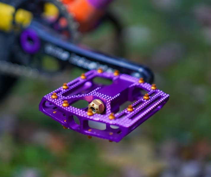 Rattenscharfe Custom-Optik: Die CNC-gefrästen Pedale sind kleine Kunstwerke.