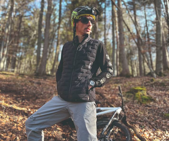 Winterweste: Die neue Ion Thermolite Hybrid Shelter hält schön warm und trägt sich auch als Casual-Weste stylisch. Auf dem Trail wurde es uns ab ca. 6 Grad Celsius bei Belastung zu heiß.