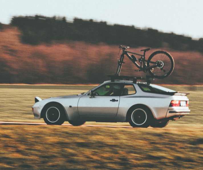 The Porsche 924 was built from 1975-1988 (S model) and was called the "housewives' Porsche" at the time. In the meantime, the model has become a cult car.