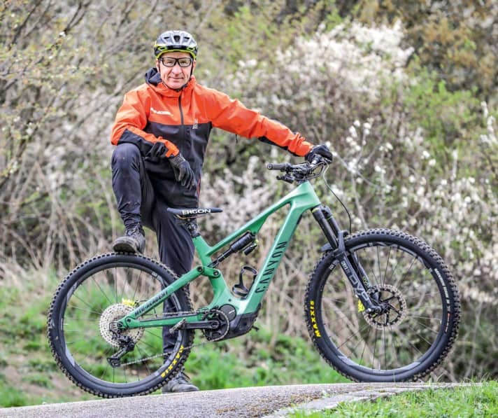 As a former World Cup and Masters World Champion in the downhill discipline, Stefan Herrmann is one of the most successful German mountain bikers. But his greatest strength is teaching. Whether for bike pros like Alban Lakata and Sabine Spitz or genuine beginners: with over 30 years as a riding technique coach, Stefan is exactly the right person to get Jürgen fit for the EMTB Challenge 3000.
