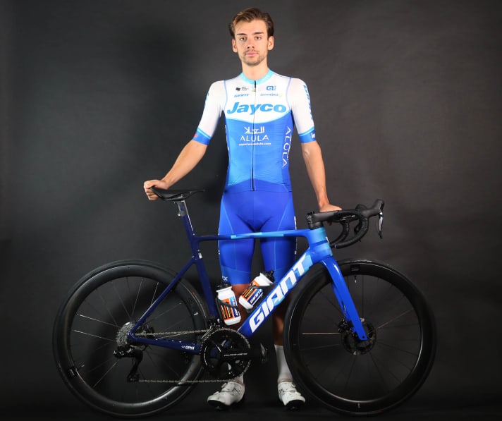 Farblich ein Match: Das Giant-Rennrad von Matteo Sobrero und sein Trikot