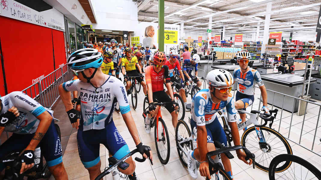 Vuelta 2024: Fahrer starten im Supermarkt