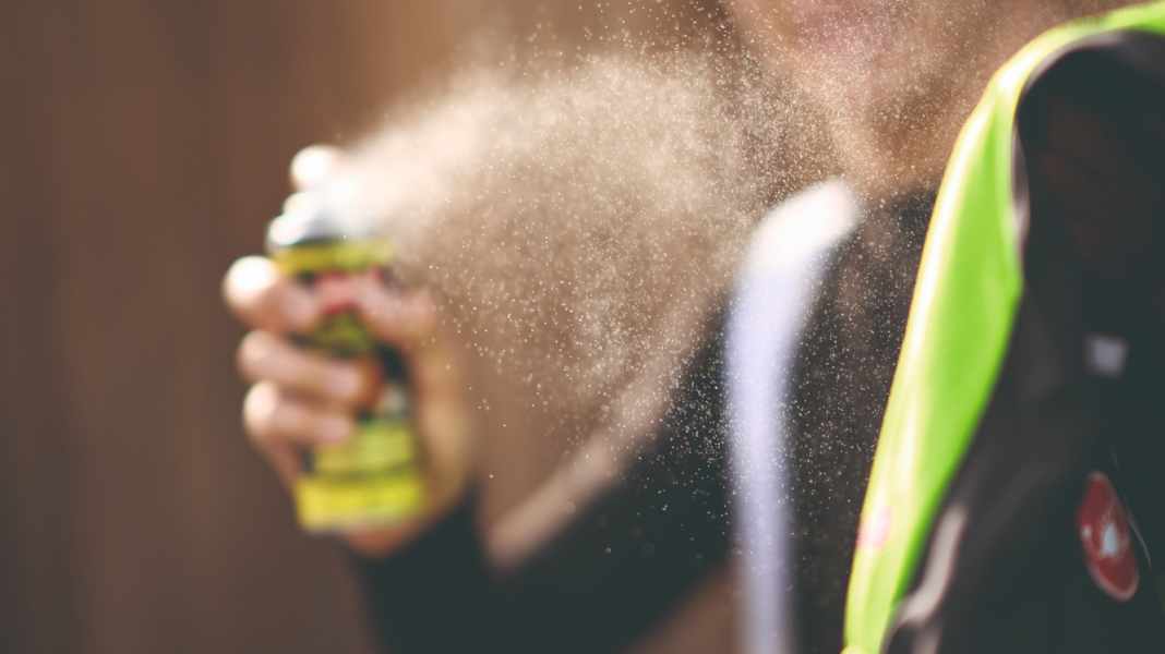 Regenjacken imprägnieren: So bekommst du mit Spray und Wash-in die Fahrradjacke wieder dicht