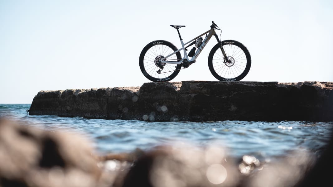 BMC Fourstroke AMP LT: Leichtes E-Bike mit TQ-Motor