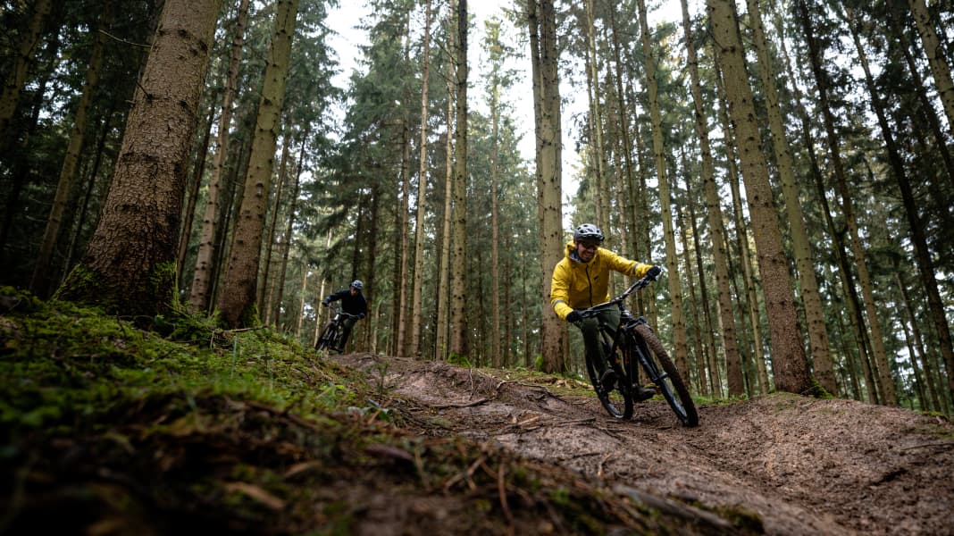 Biken im Herbst: MTB-Kleidung von Gore Wear für nasse Tage