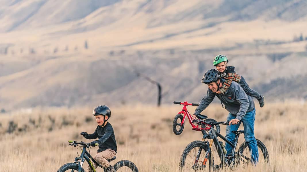 Die richtige Ausrüstung für Kinder: So hat der E-MTB-Nachwuchs Spaß